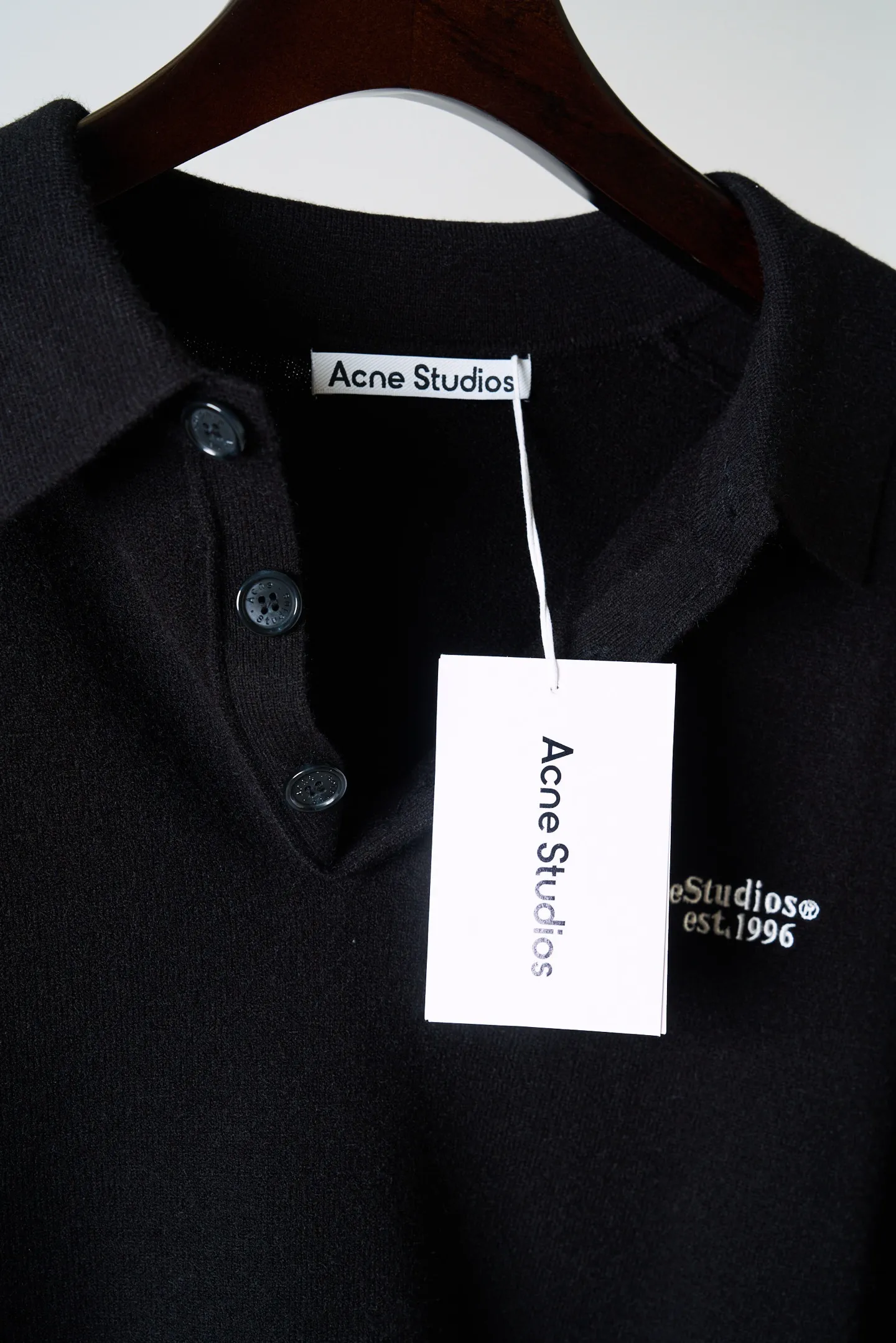[Real auction] Acne Studios logo embroidered knitted polo shirt [In Stock] S M L The fabric is made of wool + yak hair blend. The wool ensures skin-friendly warmth and breathability. The yak hair improves the stiffness and wrinkle resistance of the fabric. It combines softness and pattern support. High-density jersey knitting technique is used. The yarns are finely intertwined. There are no excess floating threads on the surface. It feels soft and waxy and does not scratch the skin. It has a moderate weight and can be worn alone in spring and autumn. It can be worn as an inner layer in winter without feeling heavy or bulky. Ready-made garments undergo pre-shrunk + soft finishing processes to prevent shrinkage during the first wash while neutralizing the roughness of the fabric and maintaining long-term smoothness. Ready-to-wear deodorization treatment removes odors from new materials. Adopts a three-dimensional and slightly loose version. The shoulder line falls naturally. Suitable for different shoulder shapes. Garment length reaches hips. Modifies body proportions. Not picky about body shape. Ribbed closing process. High-elastic rib knitting for cuffs and hem. Precision sewing seams. The embroidery process on the left chest "Acne Studios est" adopts computerized precision flat embroidery + three-dimensional thread filling process. The embroidery thread is made of high-twist polyester thread, which is friction-resistant and does not fade. The embroidery edges are neat and burr-free. The stitch spacing is even (about 8-10 stitches/cm) for a full sense of recognition and sophistication. The whole garment is sewn with high-density double-thread overlock. The stitch spacing is 0.3-0.5cm. Key parts (shoulder seams, side seams) are reinforced with double threads to prevent open threads. The inner hemming treatment reduces friction and improves wearing comfort. The dyeing process adopts alcohol black fixation dyeing technology. The dye penetrates into the fiber and undergoes multiple fixation treatments. It is not easy to lose color during washing and cross-color to maintain the purity of Black.
